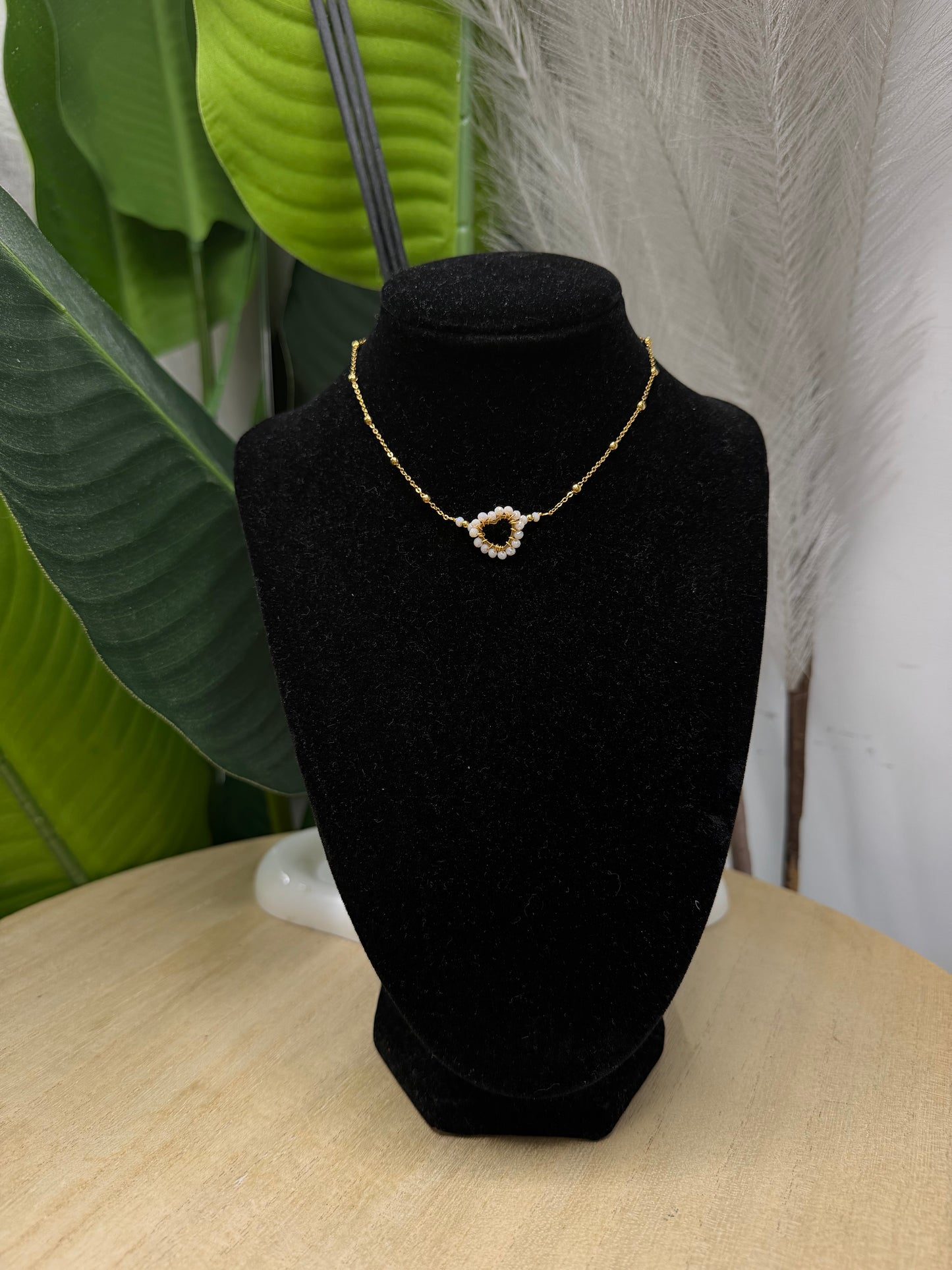 Collana gold e perline bianche