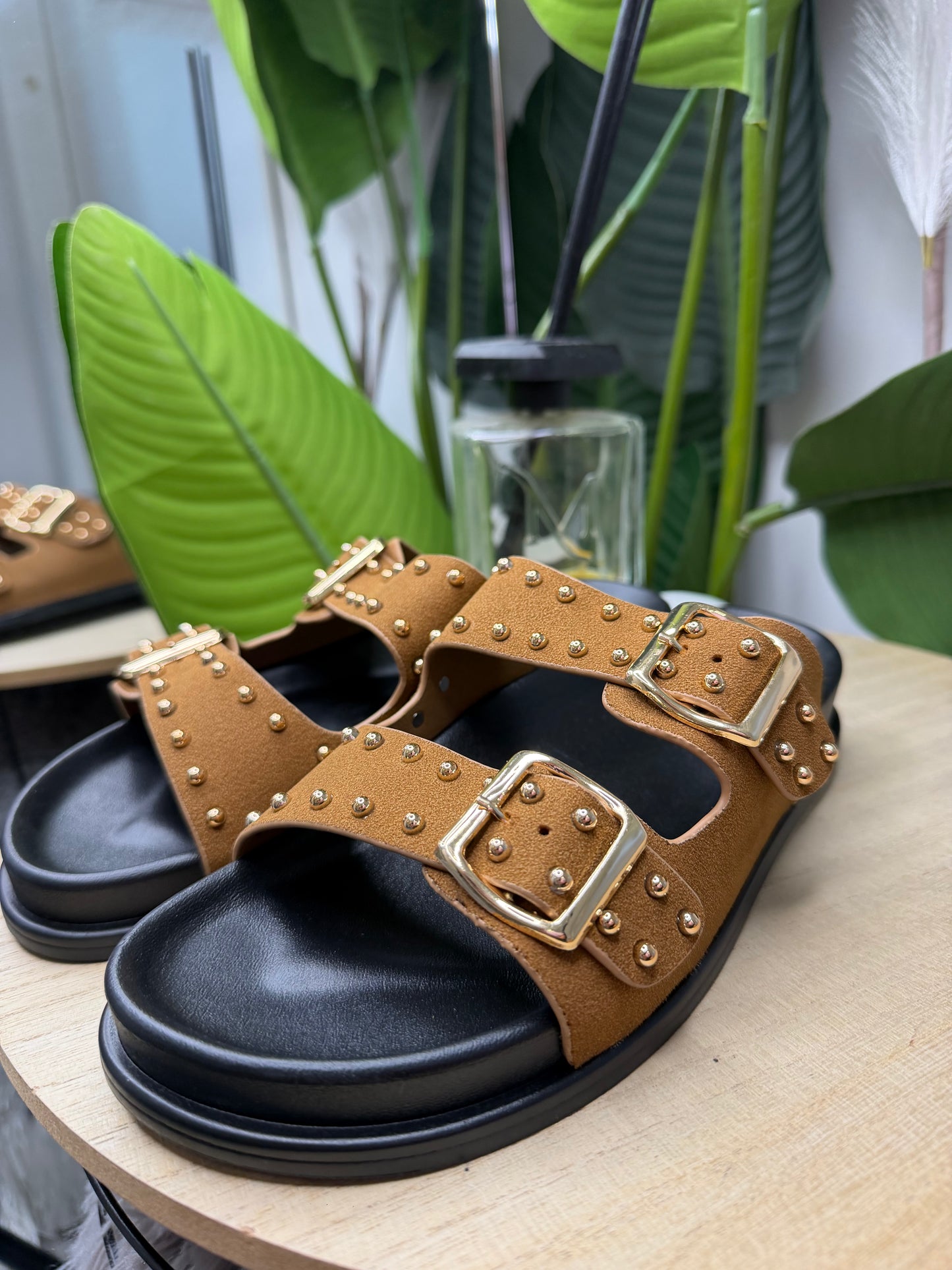 Ciabatte con borchie camel 2877