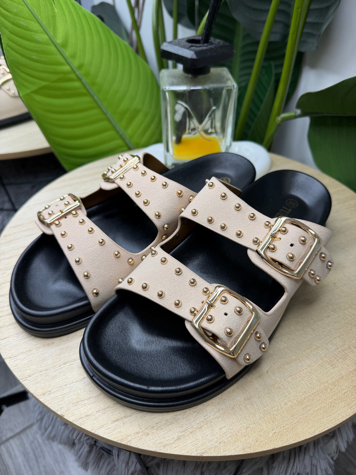 Ciabattina con borchie beige chiaro 2877