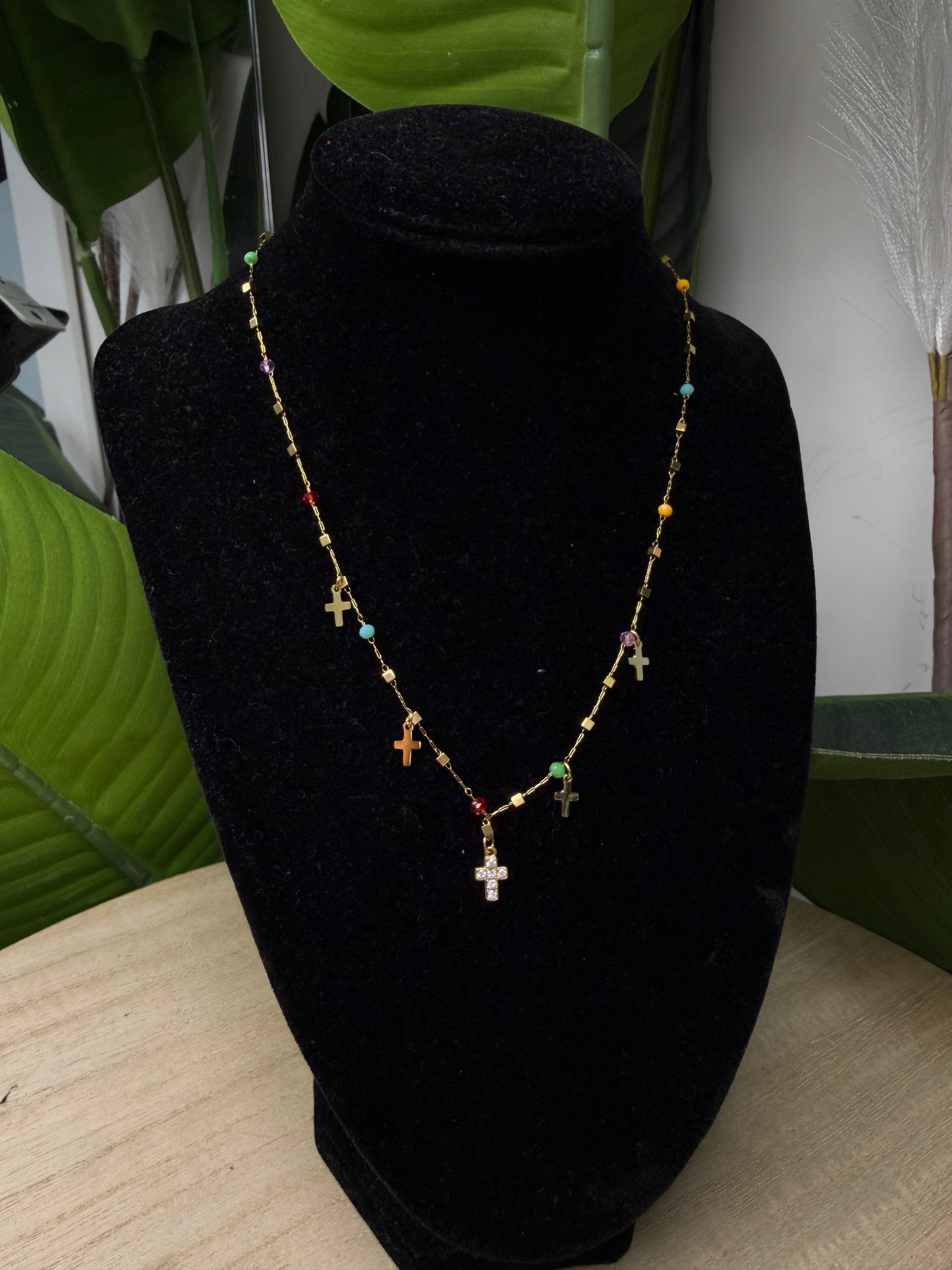 Collana gold croci con perline colorate