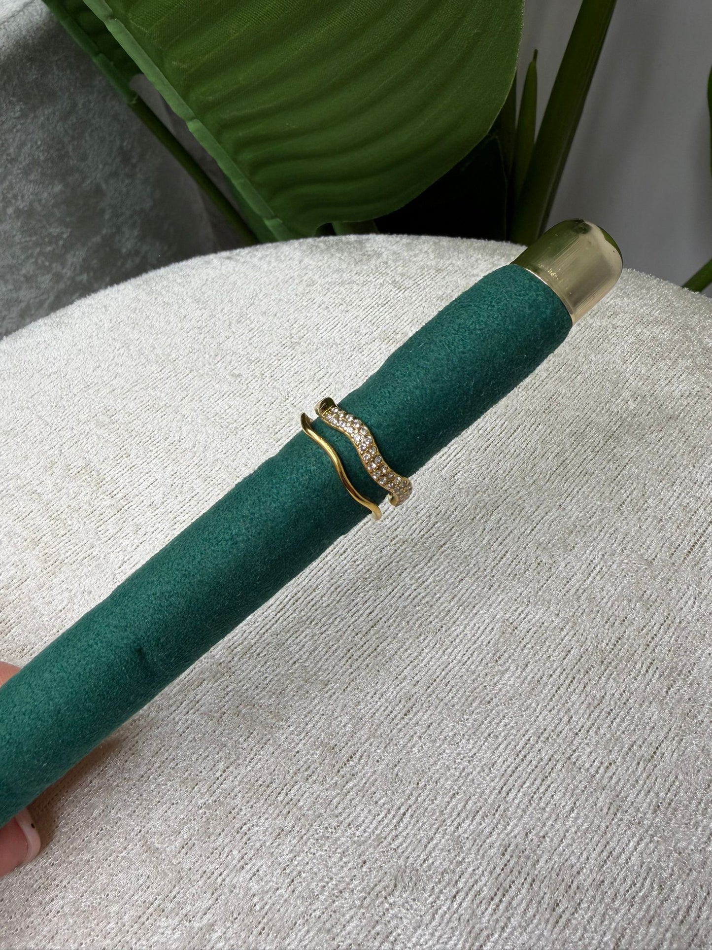 Anello ondulato strass gold